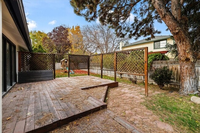 Building Photo - Charming 3-Bed, 3-Bath Home in Quiet Boise...