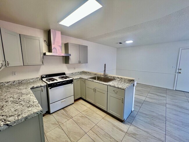 Building Photo - AVAILBLE NOW !!  3-bedroom 2 bath Duplex i...