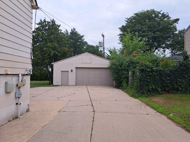 Building Photo - 15101 Hubbard St