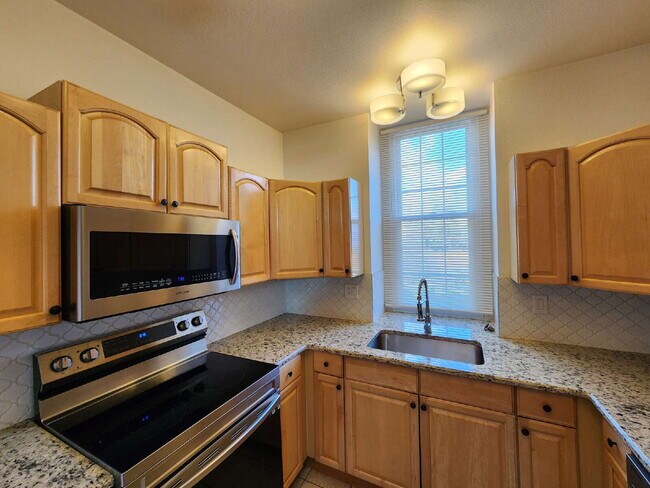 Building Photo - Beautiful 3 Bedroom Home In Great Neighborhood!