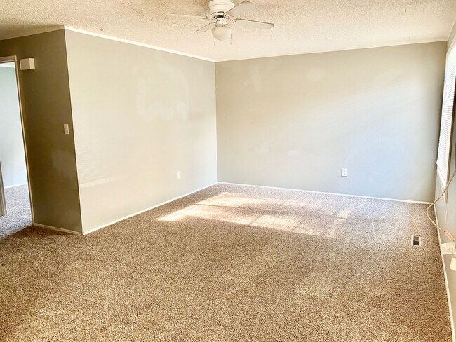 Building Photo - 562-564 Jocelyn Drive