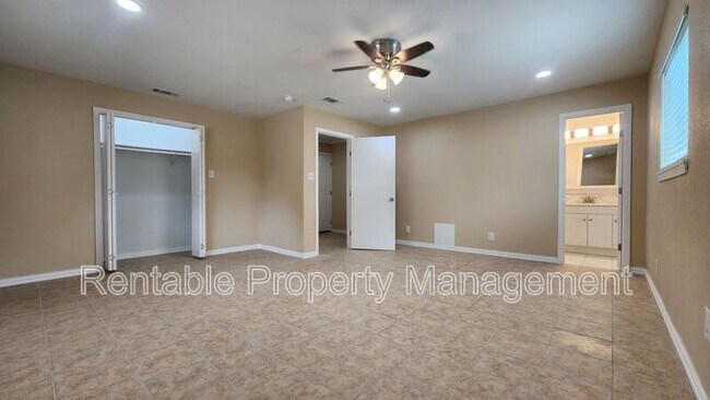 Building Photo - 704 Royce Dr