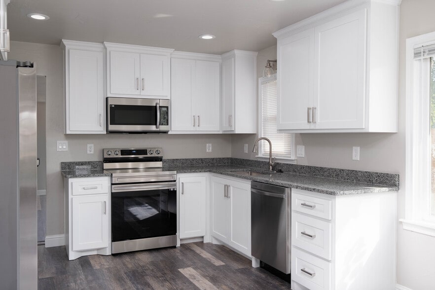 Building Photo - 2007 7th Ave