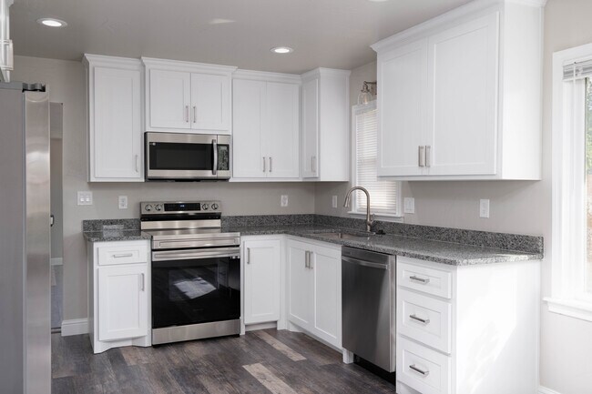 Building Photo - 2007 7th Ave