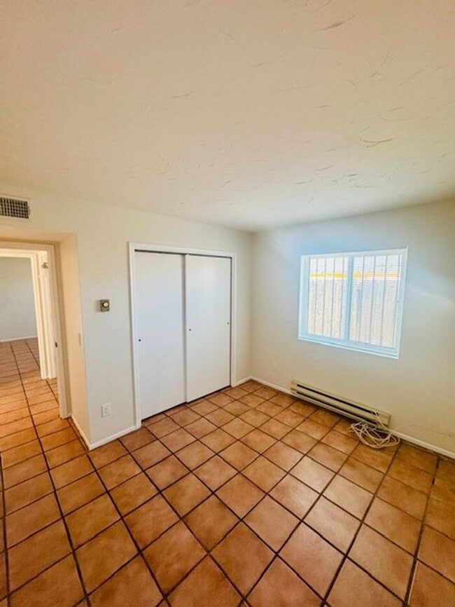 Building Photo - 2 Bedroom Central