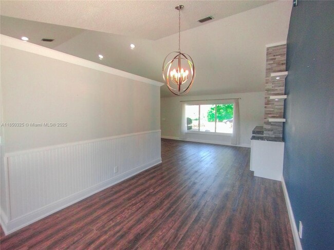 Building Photo - 5780 Sun Pointe Cir