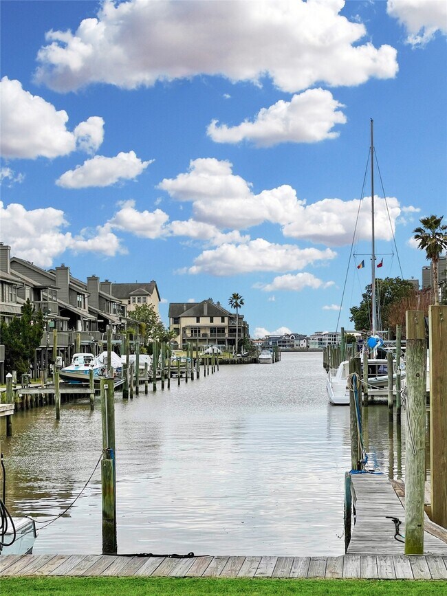 Building Photo - 1880 Saxony Ln