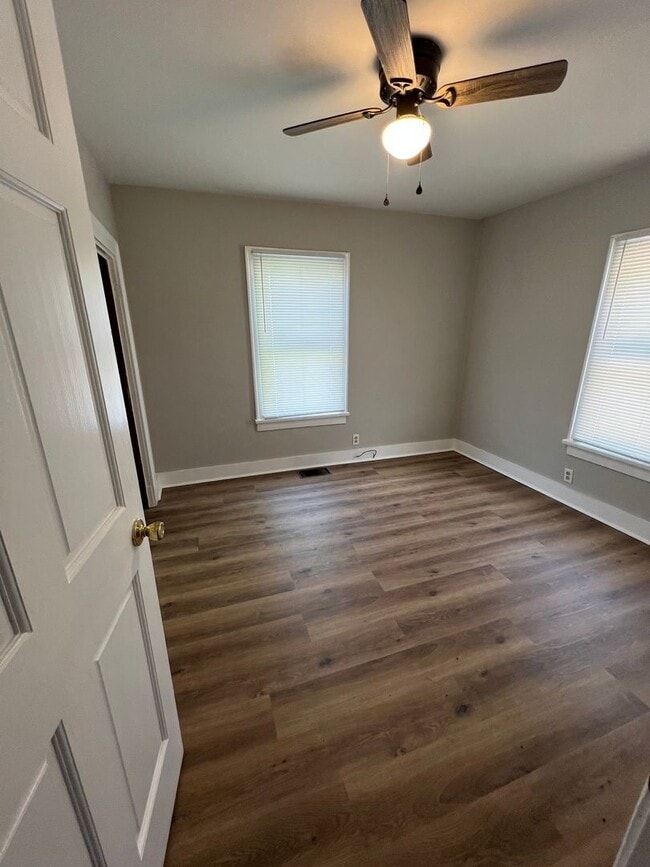 Building Photo - 2 BED 1 BATH HOUSE