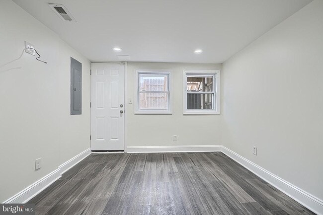 Building Photo - 404 N Robinson St