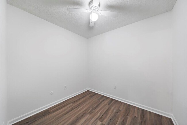 Building Photo - 711 Holiday Dr
