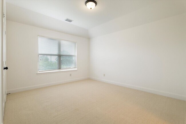 Building Photo - 1040 Edgefield Lane