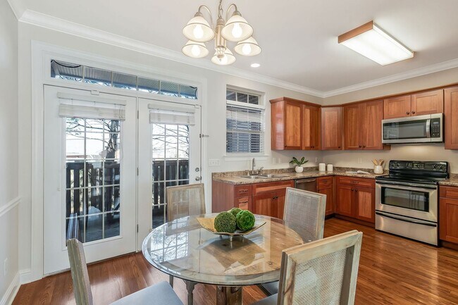Building Photo - FABULOUS LOCATION!! 2BEDROOM 2 BATH TOWNHO...