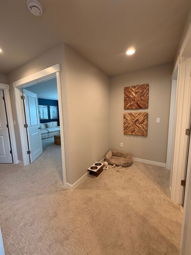 Building Photo - Model home! 4-bed 3-Bath Home on Moon MTN!