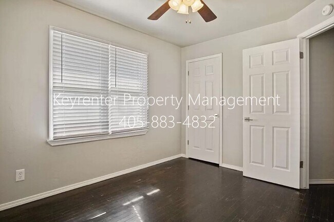Building Photo - 3937 SW 27th Pl