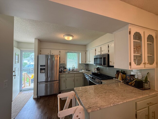 Building Photo - Beautifully Updated 4 Bed 2 Bath St.Paul S...