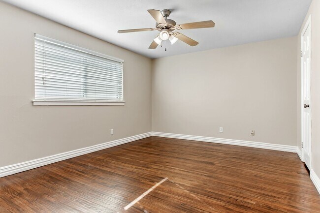 Building Photo - Updated 4-Bedroom, 2-Bath Home in RISD
