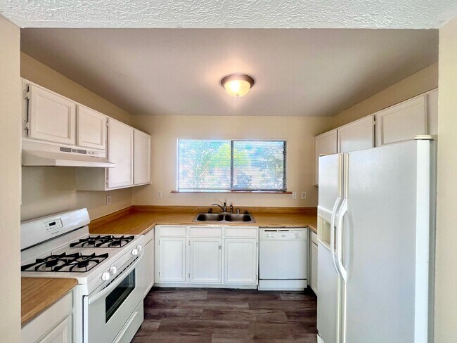 Building Photo - Move in Special! Bedroom 1.5 Bathroom 1 Car Garage