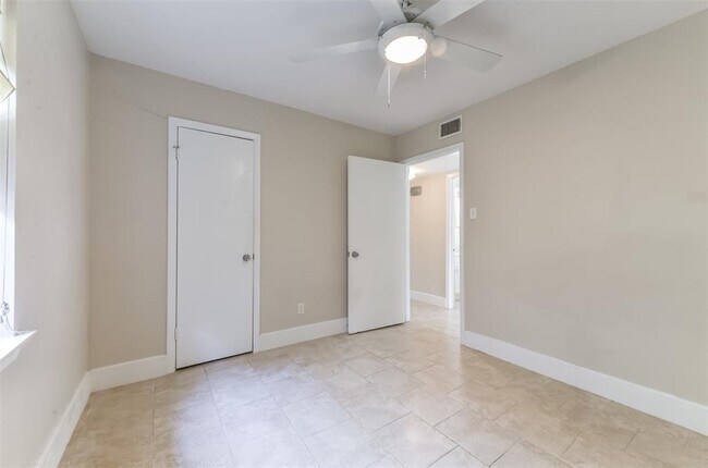 Building Photo - 1119 Howard Ln