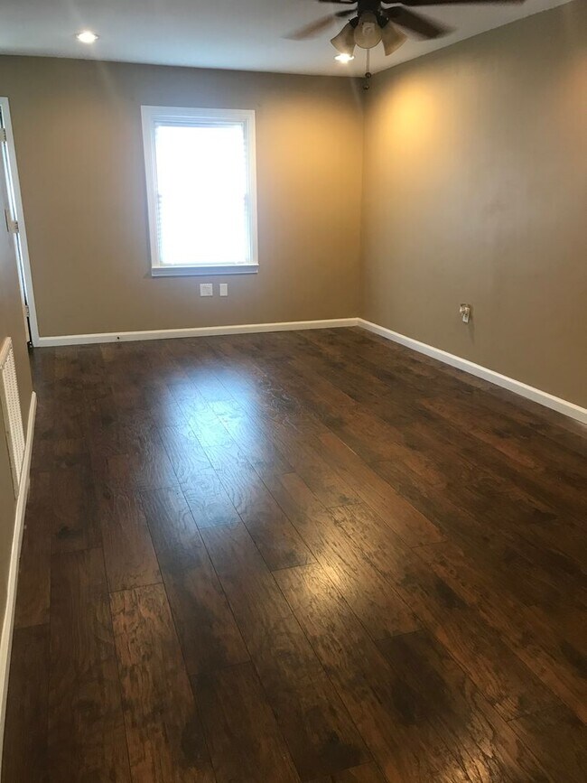 Building Photo - Lovely 3 bedroom Town Home with Fresh Paint and New Flooring Upstairs!!