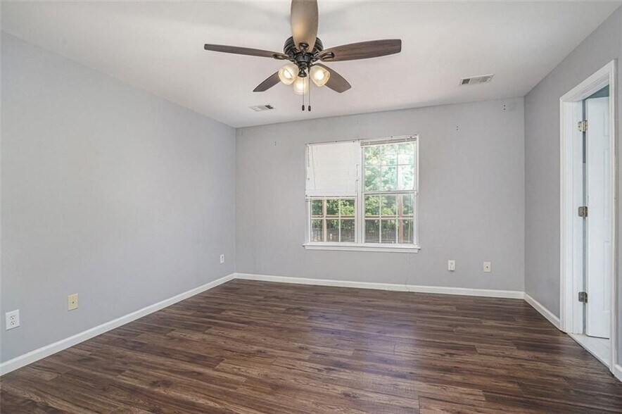 Building Photo - 5060 Meadow Overlook Dr