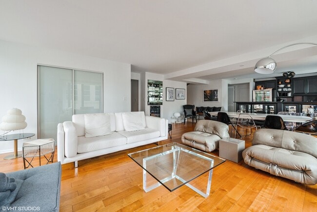 Building Photo - 40 E Delaware Pl