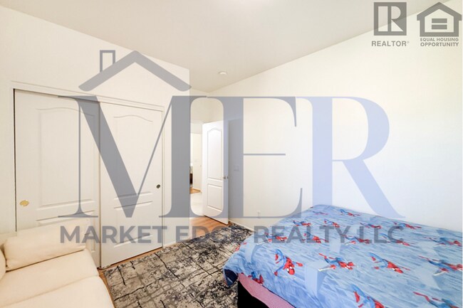 Building Photo - 4Bed/2Bath Furnished Home w/3 Car Garage! ...