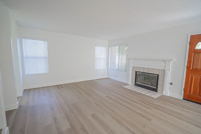 Building Photo - 2-Bedroom Townhouse with Community Pool & ...