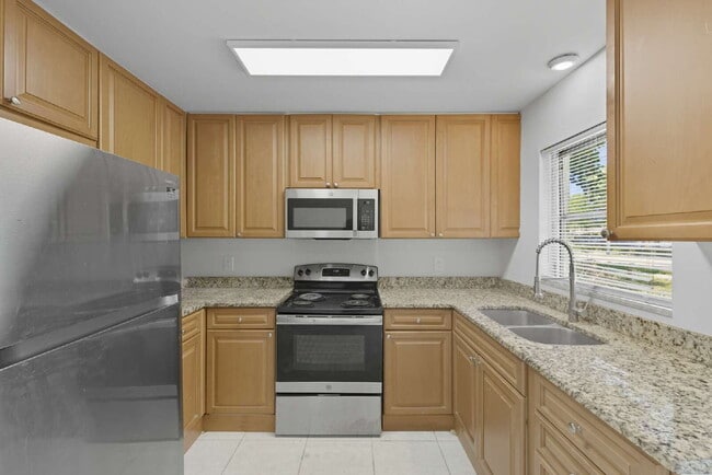 Building Photo - Non gated neighborhood in Naples