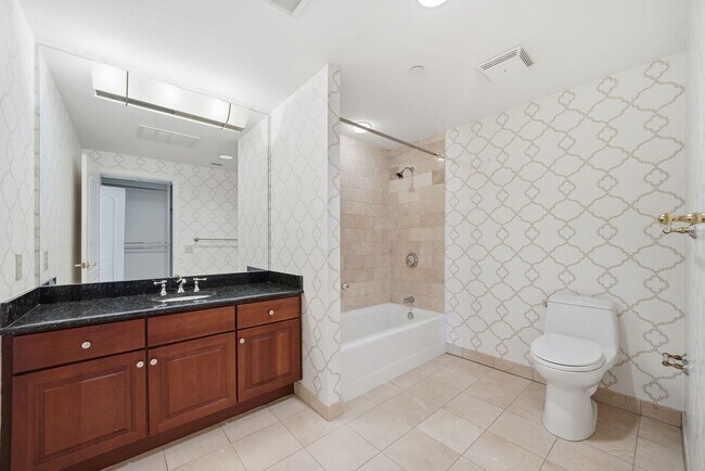 Building Photo - Penthouse Living in Midtown!