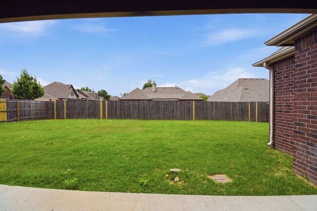 Building Photo - 3 Bed | 2 Bath | Jenks | Available Now