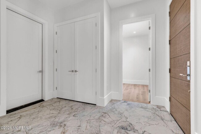 Building Photo - 497 Norwood Ave