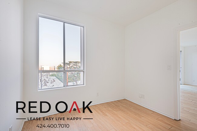 Building Photo - Gorgeous One Bedroom with Contemporary Lig...