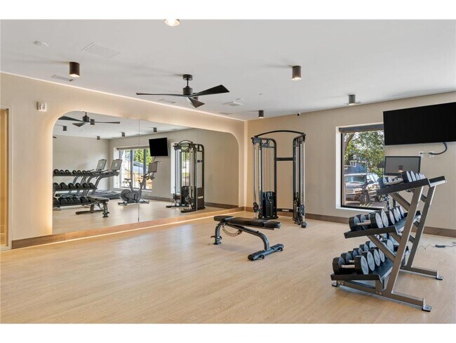 Building Photo - 470 Lexington Parkway S