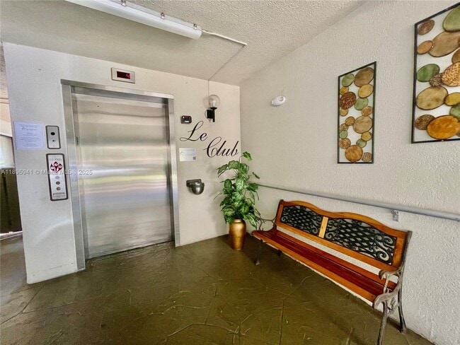 Building Photo - 2209 S Cypress Bend Dr