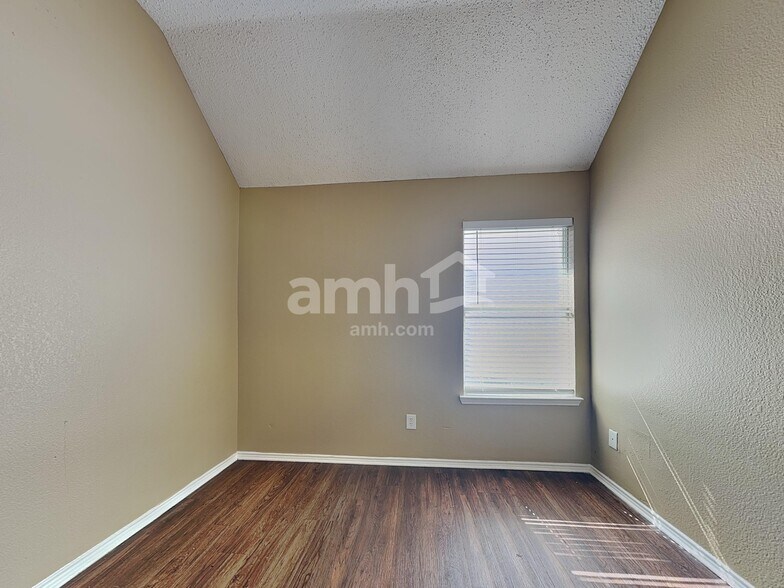 Building Photo - 7716 Parkwood Plaza Dr