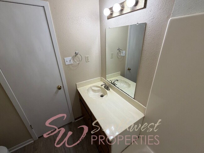 Building Photo - 3 bedroom 2 bath in an excellent neighborhood