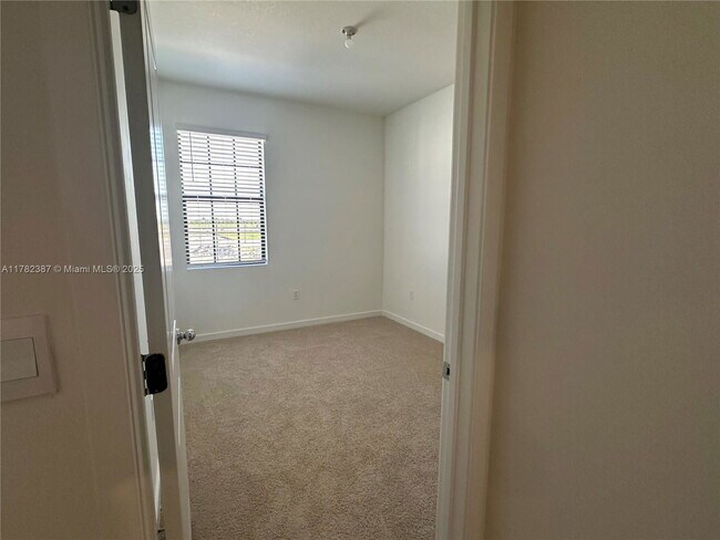 Building Photo - 822 SW 11th Ter