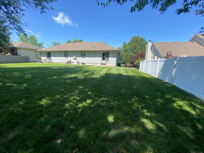 Building Photo - 733 SE Claremont St