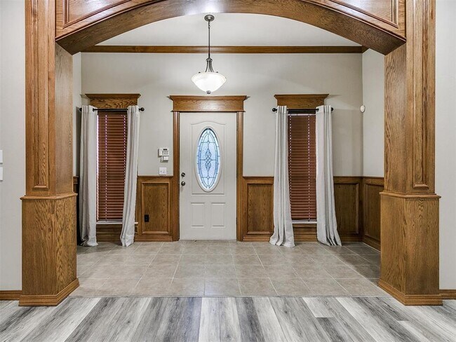 Building Photo - 1001 N Barn Hill Way