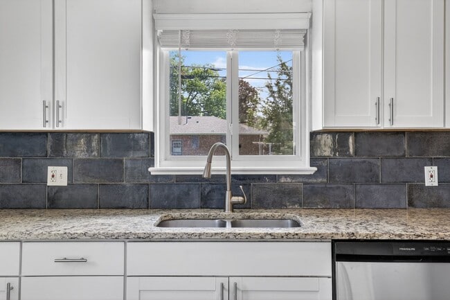 Building Photo - 2 bed 1 bath - Remodeled Home in Denver!
