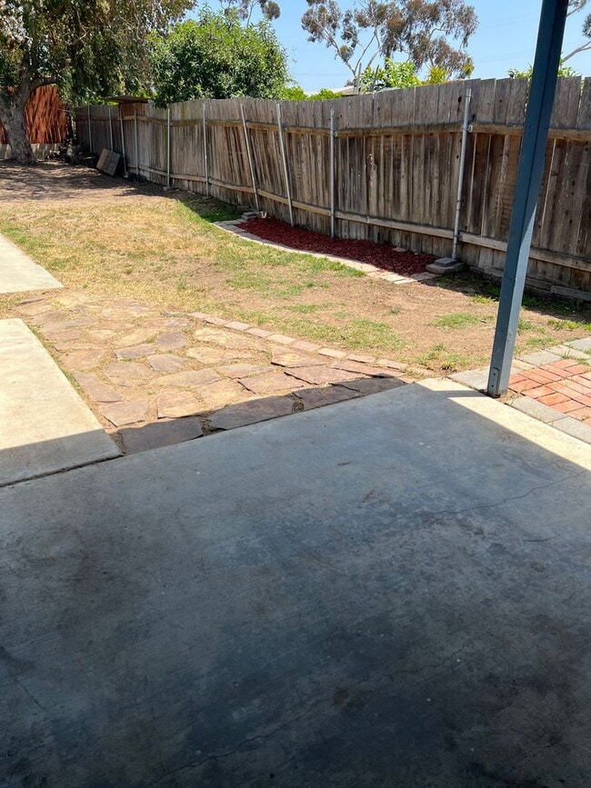 Building Photo - 2 Bedroom/1 Bath single story unit in duplex for rent in Encinitas!