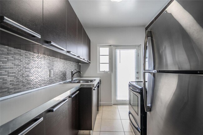 Building Photo - 1007 Bay Dr