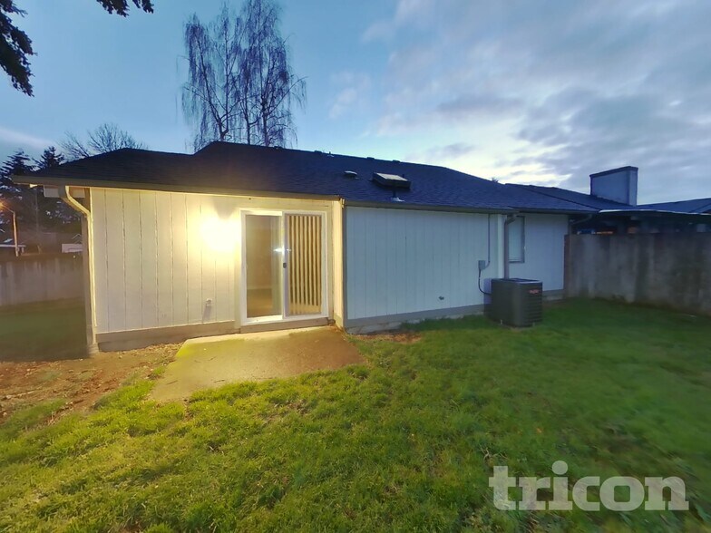 Building Photo - 1021 30th St NE