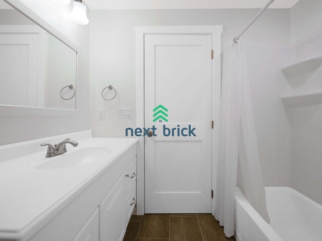 Building Photo - Beautiful 5-Bed Single-Family Home in Prime Kirkland Location!