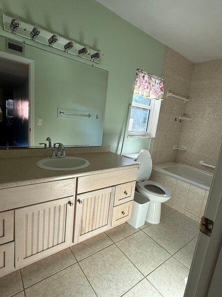 Large bathroom vanity with tub/shower - 1110 Rue De Rois