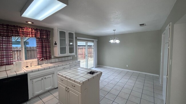 Building Photo - 1505 Bandera Ln