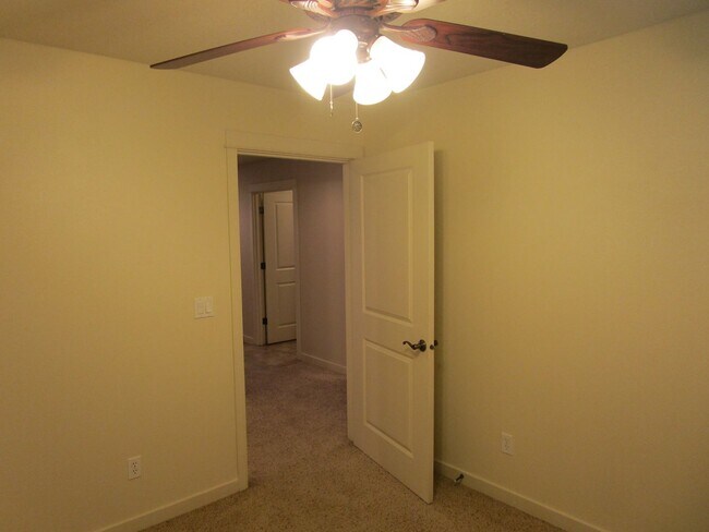 Building Photo - 3 Bedroom, 2 Bathroom on Corner Lot in Subdivision in North Prineville - Available Now!