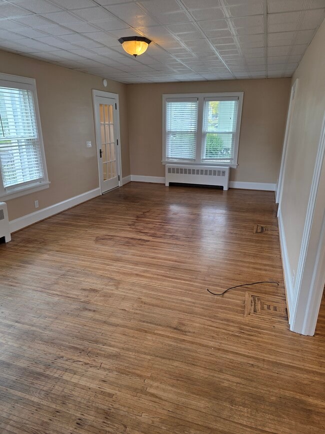 Building Photo - 457 Crossfield Rd