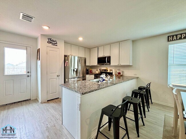 Building Photo - Welcome Home to this Charming 3-Bedroom 2-...