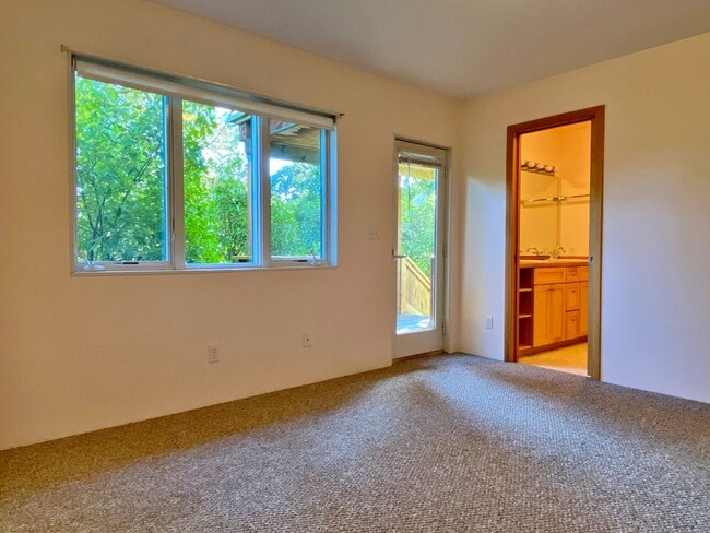 Building Photo - Cute Townhouse On Private Drive In White Salmon, WA